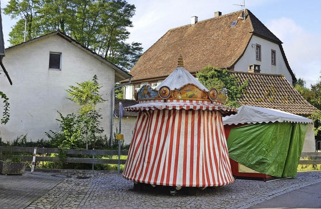 Die ersten Buden frs Dorffest stehen schon.  | Foto: Markus Maier
