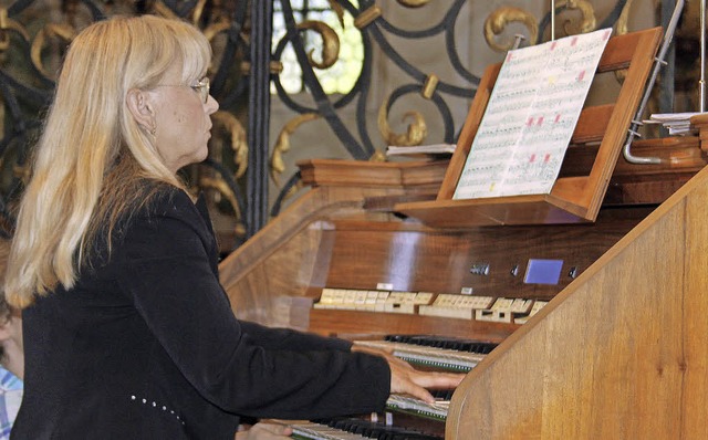 Hana Barto&#353;ov zog alle Register der neuen Orgel.   | Foto: Erich Krieger