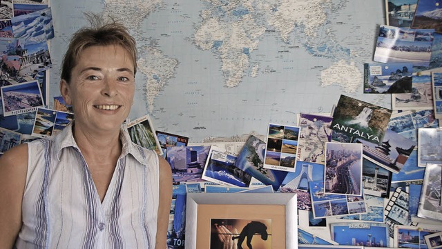 Christine Zimmermann vom City Reisebro Zimmermann vor Postkarten aus aller Welt  | Foto: Petra Wunderle