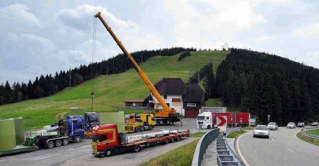 Dienstag kamen erste Teile am Seibelse...z auf die Hornisgrinde transportiert.   | Foto: Margull