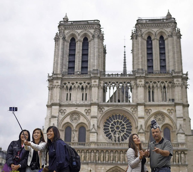 Selfies vor der berhmten Kathedrale Notre-Dame   | Foto: AFP