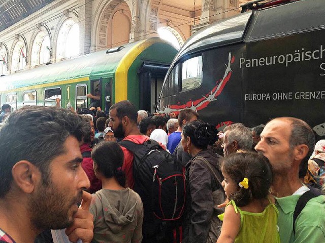 Flchtlinge strmen in die Zge am Budapester Keleti-Bahnhof.  | Foto: dpa