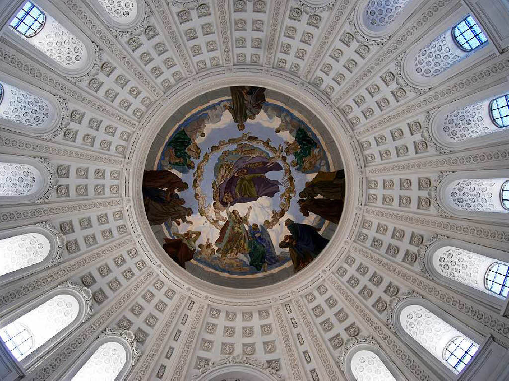 Susanne Mayer: Ein Blick in die Kuppel vom Dom in St. Blasien zeigt das Runde mannigfaltig.