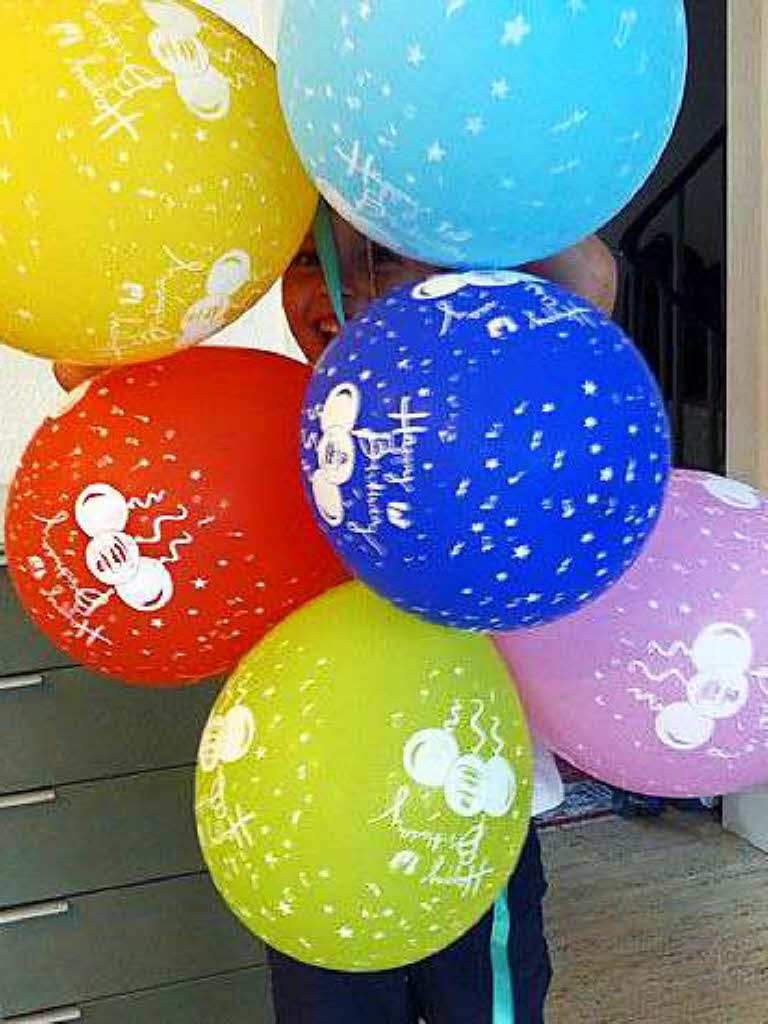 Marion Hess: Es zeigt ein paar leuchtende Augen unseres Enkels Tim Lukas an seinem fnften Geburtstag am 4. August 2015 zwischen vielen runden Luftballons.