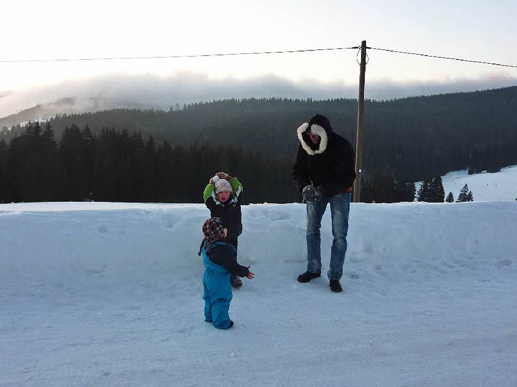 Kerstin Korhammer: Das Bild entstand letzten Winter whrend eines Ausflugs bei Todtnauberg und zeigt den Anfang einer Familien-Schneeballschlacht. Gleich geht's rund mit (mglichst) runden Schneebllen!