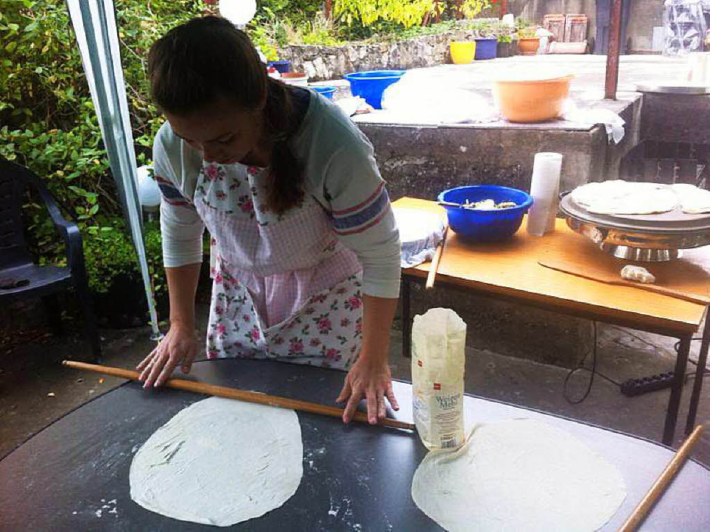 Isabelle Bassler: Backen mit Schwiegermama im Garten, das Foto entstand im Mai 2015