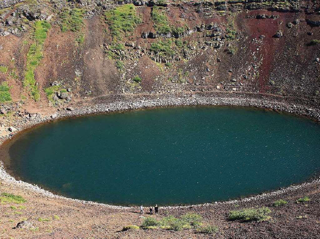 Thomas Hartung: Vulkankratersee im Sdwesten Islands am spten Nachmittag bei Sonnenschein aufgenommen.