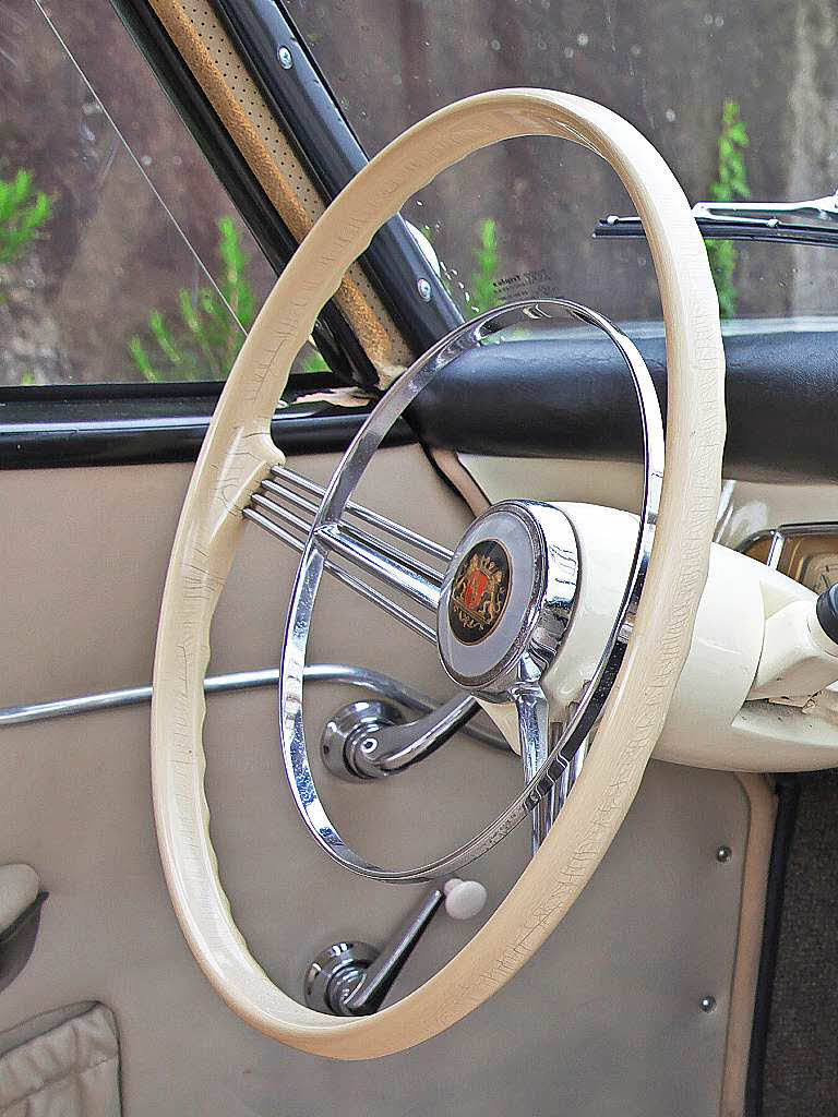 Bjrn Trotzki: Das Lenkrad ist von einer wunderschnen Borgward Isabella Coupe Baujahr 1959. Aufgenommen am 11. Oktober 2014.