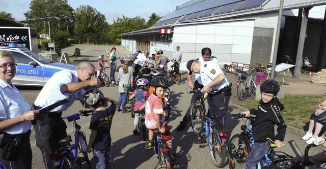 Zusammen mit den Kindern berprften die Polizeibeamten die  Fahrrder.  | Foto: Christel Hlter-hassler