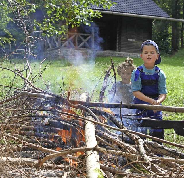 Ein Lagerfeuer hat fr Kinder immer ei...a, selbst mal ein Feuer zu entfachen.  | Foto: Martha Weishaar