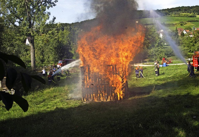 Auch zu einem  Brandeinsatz rckte die...em 24-Stunden-Berufsfeuerwehrtag aus.   | Foto: Volker Mnch