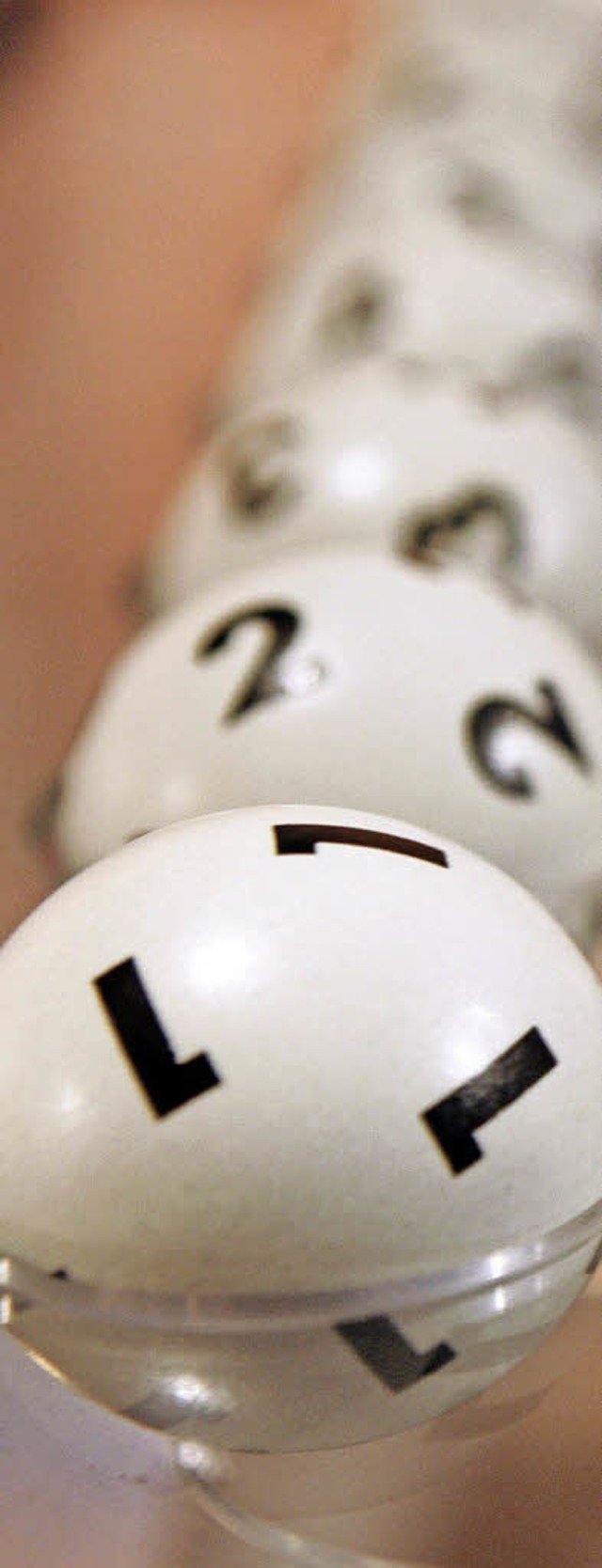 Schon getippt? Die Lotto-Ziehung fand ...en zum ersten Mal im Fernsehen statt.   | Foto: dpa