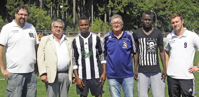 Zwei der vier Fuballtalente aus Gambi...ier Orive (SBFV) und Viktor Schuchart.  | Foto: Tina Httich