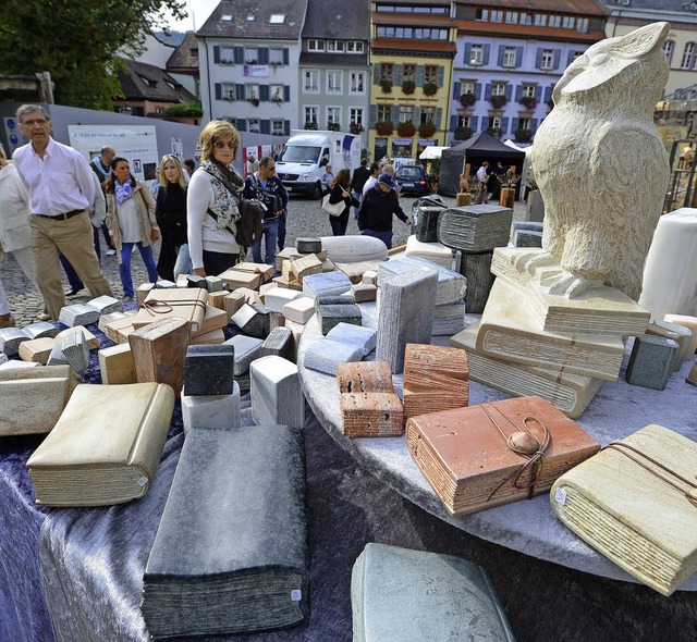 Kunstvoll aus Stein geformte Bcher we...nd hlt er eine hauchdnne Holzschale.  | Foto: Rita Eggstein