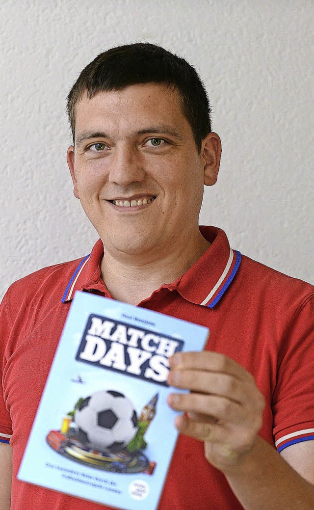 Verleger Christoph Beutenmller mit den &#8222;Matchdays&#8220;  | Foto: Rita Eggstein