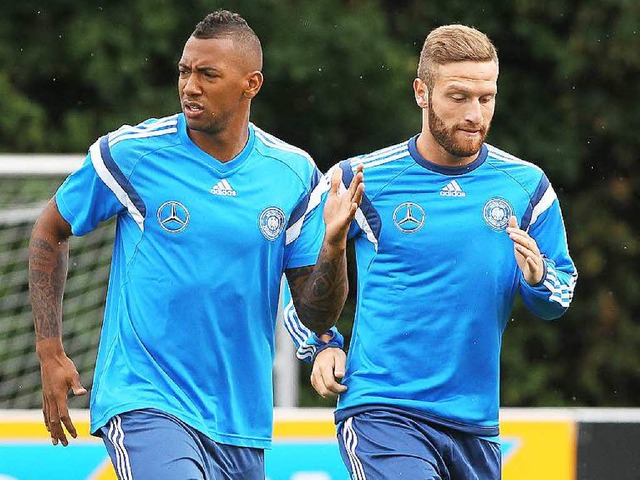 Wollen im  Gleichschritt gemeinsam zur... Boateng (links) und Shkodran Mustafi   | Foto: afp