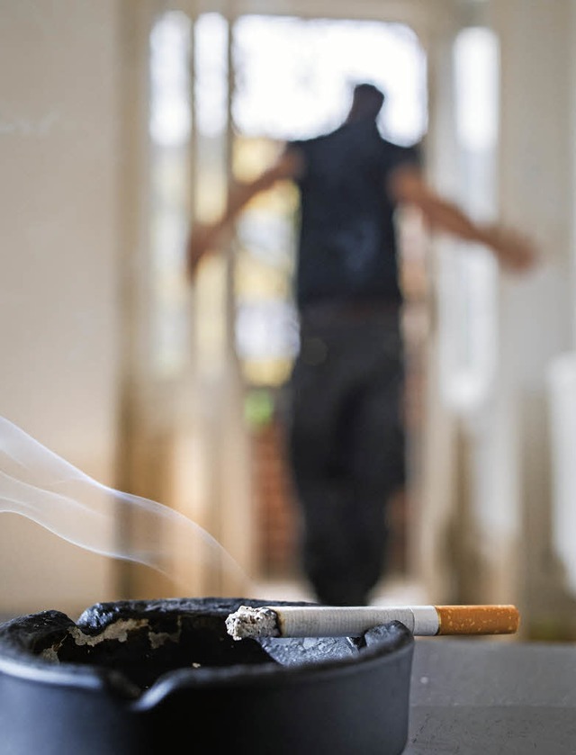 Gerade Raucher mssen ihre Wohnung gr...b und andereSchadstoffe freigesetzt.   | Foto: Franziska Gabbert/dpa