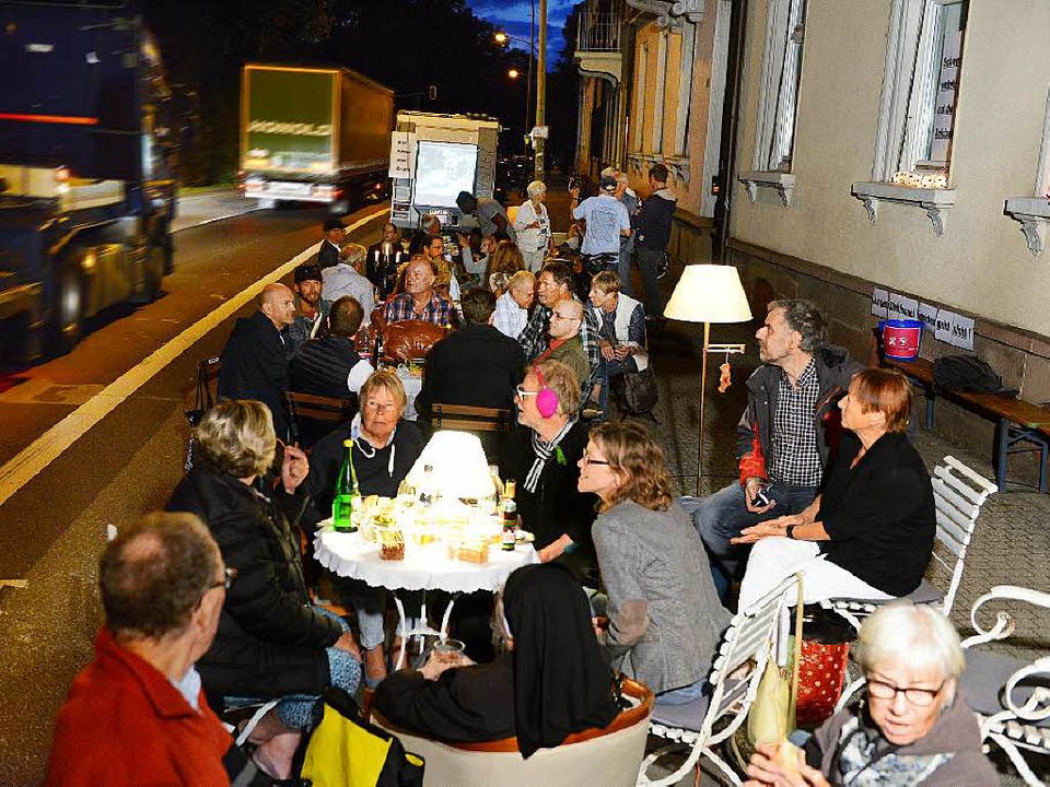 Anwohner in ihrem B31-&#8222;Wohnzimmer&#8220;   | Foto: Rita Eggstein