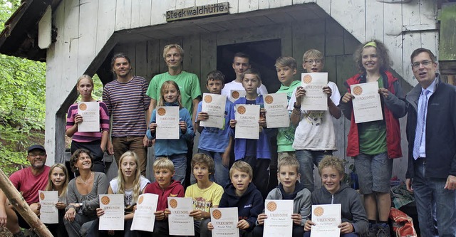 15 Kinder und Jugendliche waren am dre...re Urkunden als Junior Ranger entgegen  | Foto: Silke Tebel-Haas