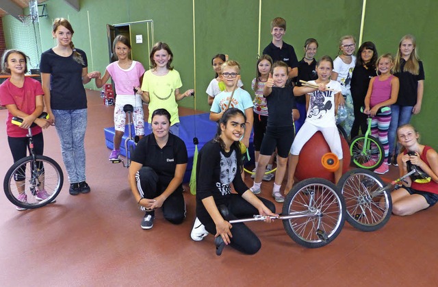 Sommerferienspa in der Tennishalle: Z...ks kniend, ohne Rad), gelernt hatten.   | Foto: Marion Rank