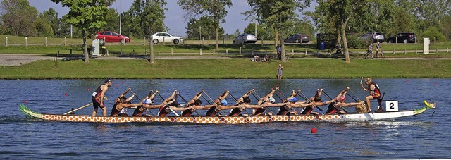 Ein Boot, zwanzig Paddler, eine Tromml...ks mit weiem Paddel und weier Mtze.  | Foto: Privat