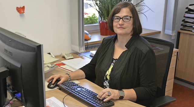 Martha Kury an ihrem Arbeitsplatz im Bollschweiler Rathaus.   | Foto: Vogt