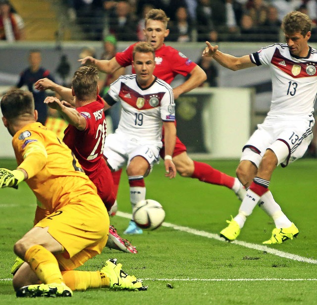 Es mllert wieder mal: Der deutsche Of...r (ganz rechts) erzielt hier das 1:0.   | Foto: dpa