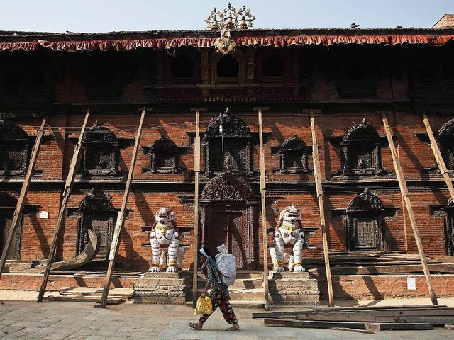 Sttzbalken mssen die Fassade des Kum...tz gehrt zum Unesco-Weltkulturerbe.    | Foto: dpa