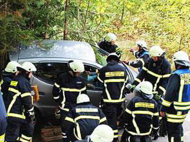 Die Feuerwehr musste das Auto wieder auf die Strae setzen.  | Foto: Martin Ganz, Kamera24.tv