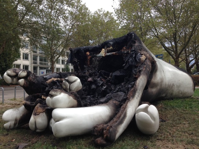 Die Skulptur &#8222;Augenloses&#8220; ...rannt - vermutlich wegen Brandstiftung  | Foto: Markus Hofmann