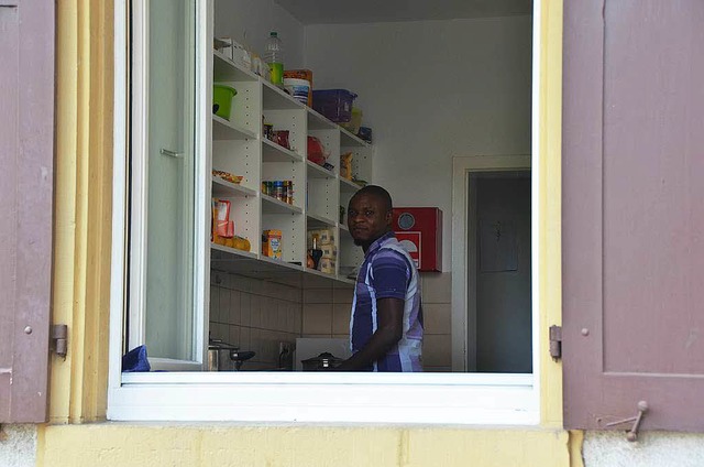 Blick durchs Fenster: Bakard Danso koc...n seiner Wohnung in der Gretherstrae.  | Foto: Sina Gesell