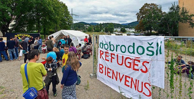Im  spontan errichteten Willkommens-Ca...uen BEA werden die Flchtlinge begrt  | Foto: Michael Bamberger