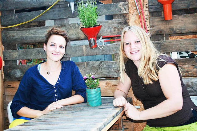 Leonie Culmann (links) und Veronika We...ch das Gartenpaten-Konzept ausgedacht.  | Foto: privat