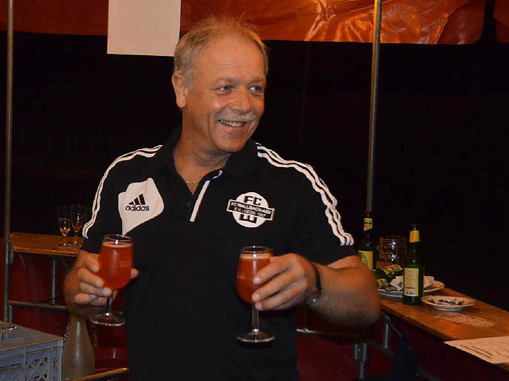 FC-Wallbach-Chef Peter Weiss war beim Hrnle-Fest der „Mann an der Bar“.