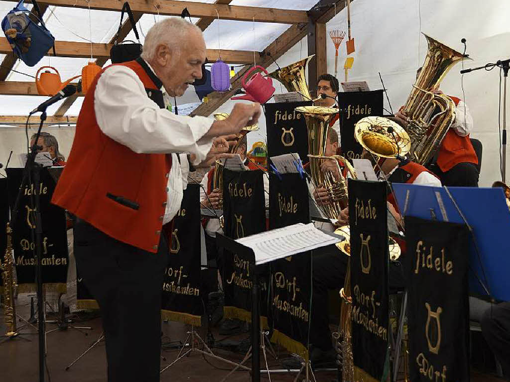 Beim Frhschoppenkonzert des Wallbacher Hrnle-Festes spielten die Fidelen Dorfmusikanten aus Hg-Ehrsberg  auf.