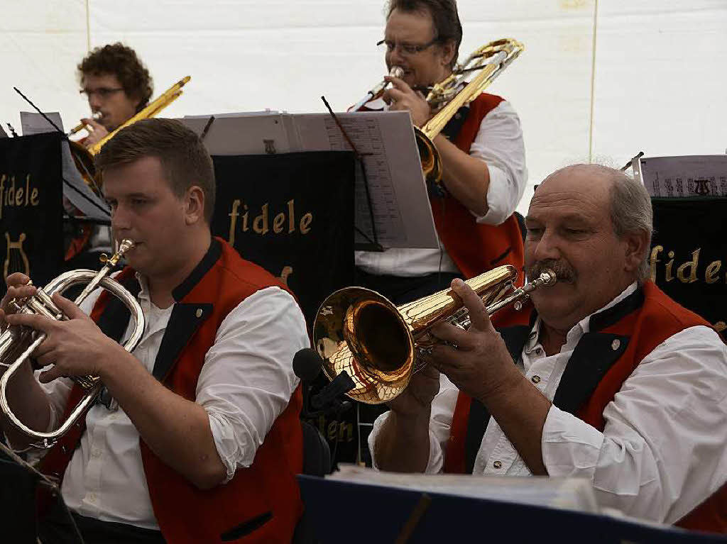 Beim Frhschoppenkonzert des Wallbacher Hrnle-Festes spielten die Fidelen Dorfmusikanten aus Hg-Ehrsberg  auf.