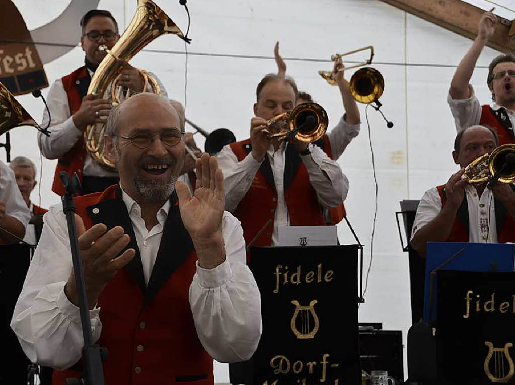 Beim Frhschoppenkonzert des Wallbacher Hrnle-Festes spielten die Fidelen Dorfmusikanten aus Hg-Ehrsberg auf.