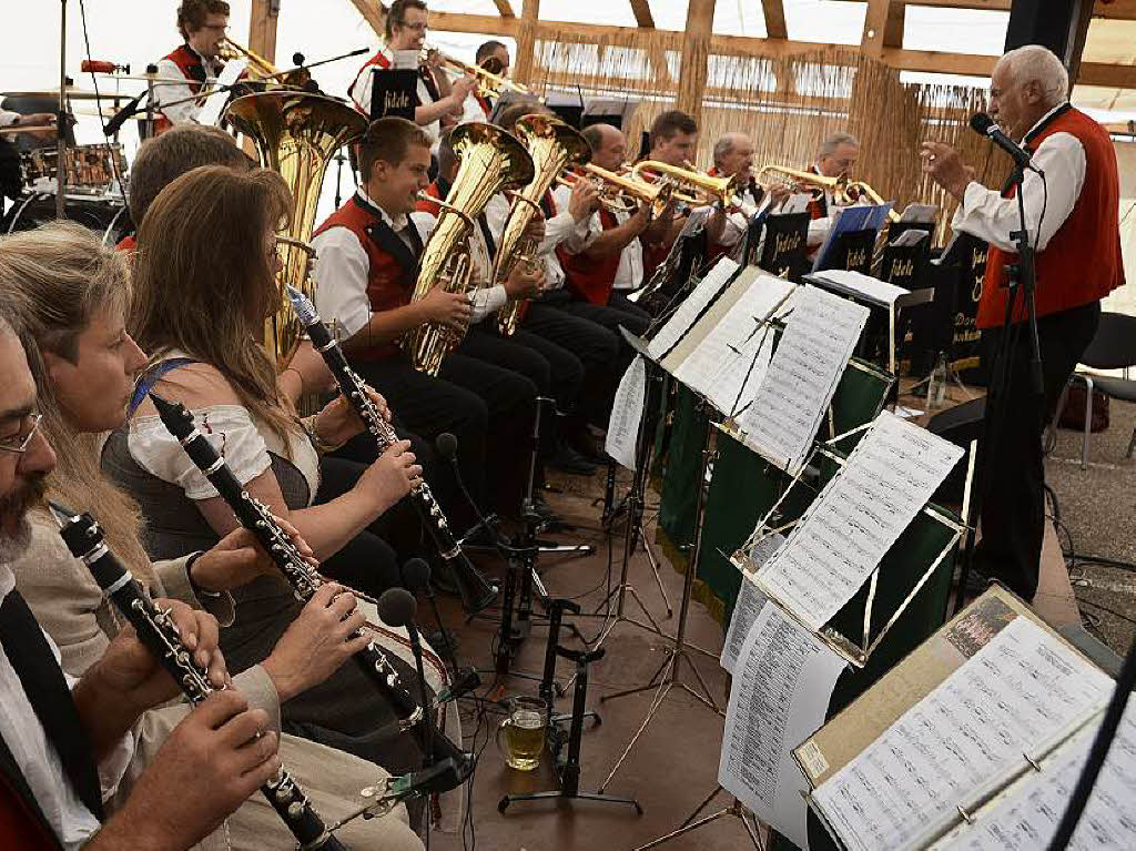 Beim Frhschoppenkonzert des Wallbacher Hrnle-Festes spielten die Fidelen Dorfmusikanten aus Hg-Ehrsberg auf.