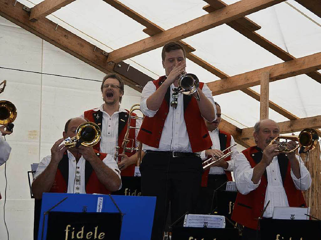 Beim Frhschoppenkonzert des Wallbacher Hrnle-Festes spielten die Fidelen Dorfmusikanten aus Hg-Ehrsberg auf.