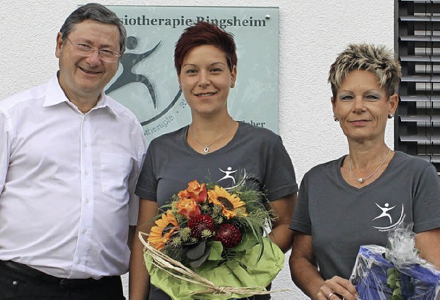 Brgermeister Heinrich Dixa gratuliert...rin Helga  (von links) zur Erffnung.   | Foto: A. Mutz