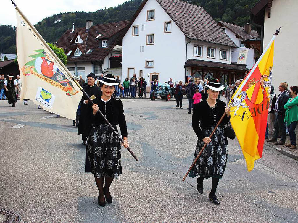 Der Festumzug zum Kreistrachtenfest ist erffnet: Vornweg laufen die Trachtenkapelle Bleibach und der Trachten-, Heimat- und Brauchtumsverein Zweitlerland.