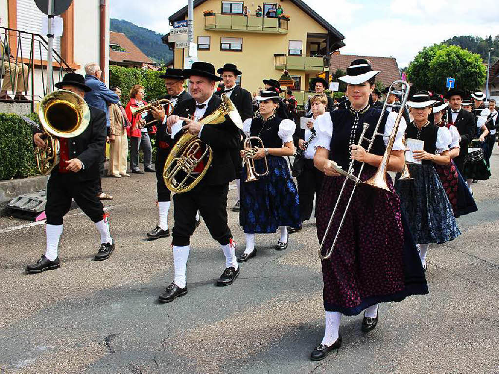 Der Musikverein Obersimonswald und der Brauchtumsverein Simonswldertal.