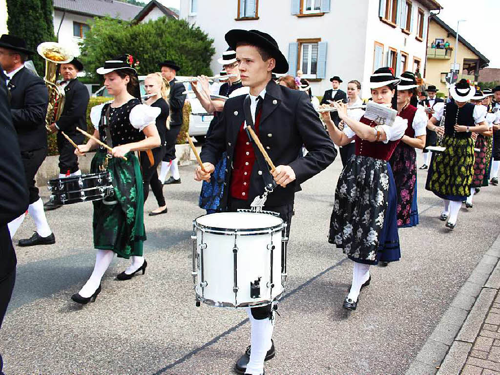 Der Musikverein Obersimonswald und der Brauchtumsverein Simonswldertal.