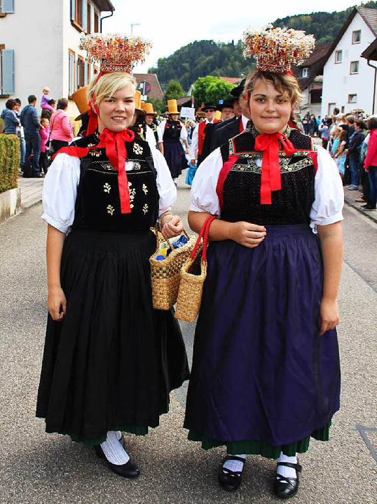 Zwei junge Frauen aus dem Heimatverein Schnwald.