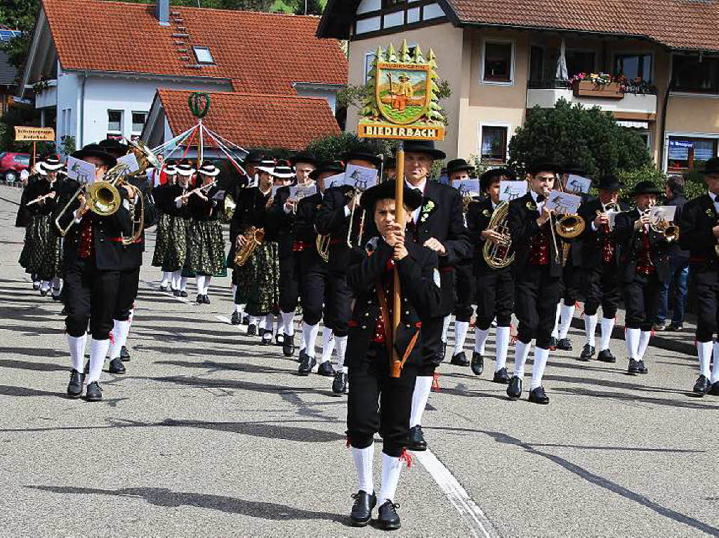 Musikverein Trachtenkapelle Biederbach und die Volkstanzgruppe aus Biederbach.