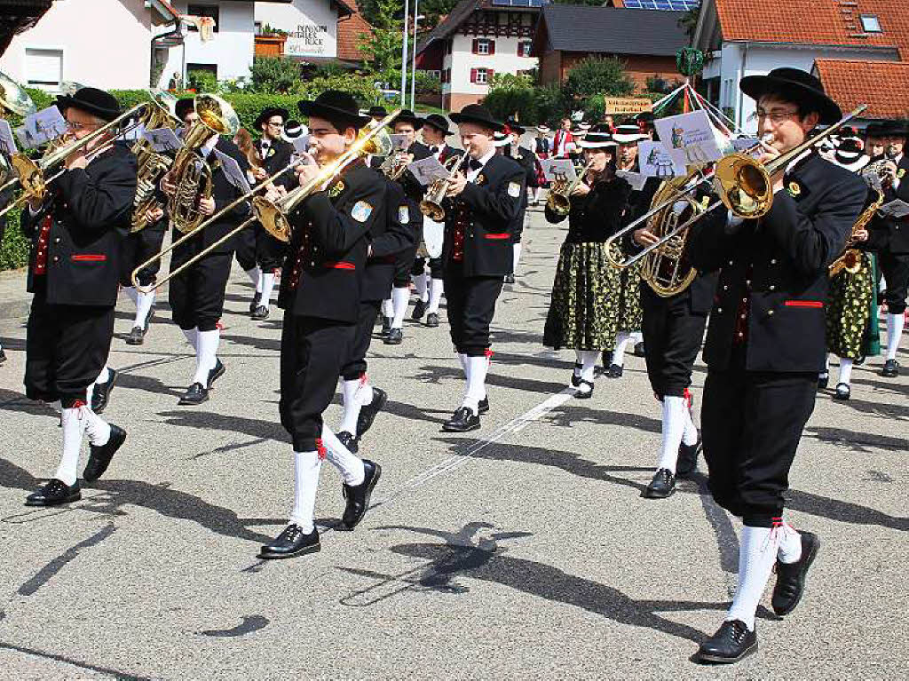 Musikverein Trachtenkapelle Biederbach und die Volkstanzgruppe aus Biederbach.