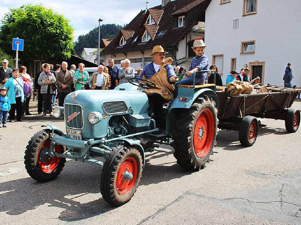 Der Historikverein Oberwinden stellte die vier Jahreszeiten - die landwirtschaftlichen Ttigkeiten und die Ernten - mit seinen Gespannen, Schleppern und Maschinen dar und erntete  Applaus fr seine Idee.