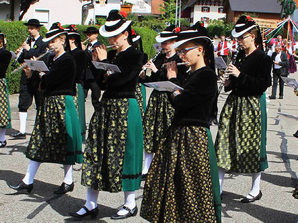 Musikverein Trachtenkapelle Biederbach und die Volkstanzgruppe aus Biederbach.