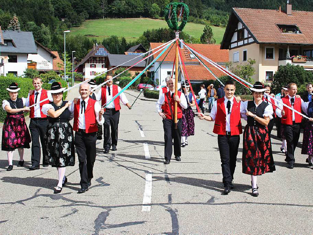 Musikverein Trachtenkapelle Biederbach und die Volkstanzgruppe aus Biederbach.