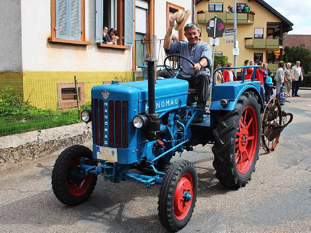 Der Historikverein Oberwinden stellte die vier Jahreszeiten - die landwirtschaftlichen Ttigkeiten und die Ernten - mit seinen Gespannen, Schleppern und Maschinen dar und erntete  Applaus fr seine Idee.